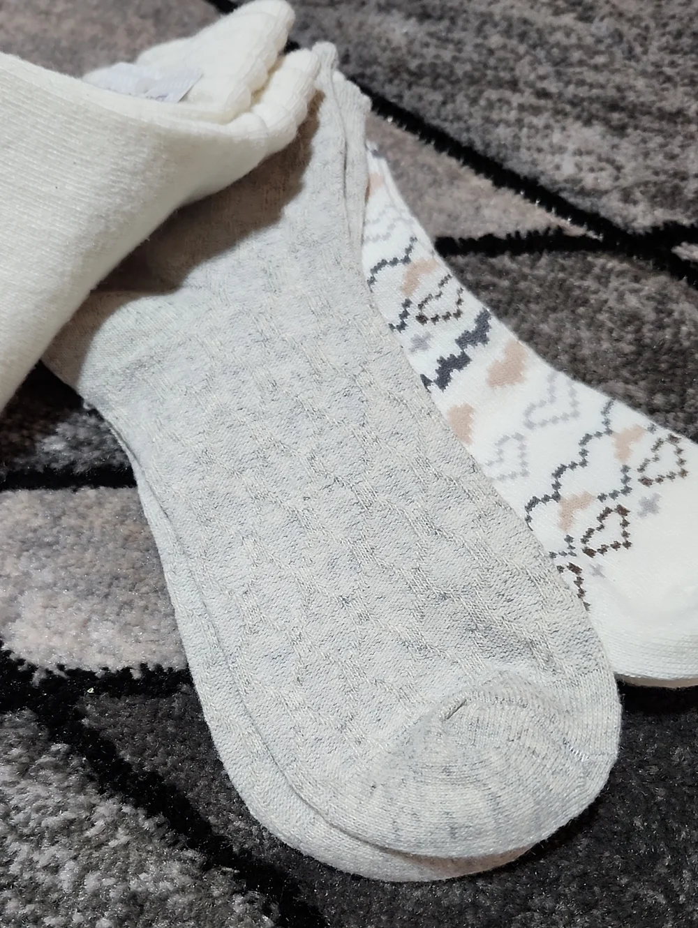 MUK LUKS 3-PAIRS WOOL-BLEND TIER ANKLE MINI CREW SOCKS IVORY/GRAY/HEART PRINT